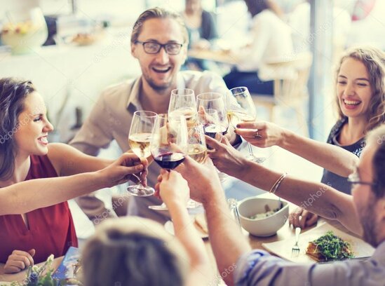 Symbolbild für ein Jubiläumsfest mit Menschen und Fahnen