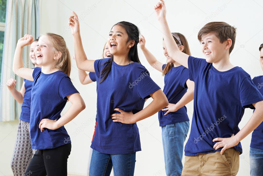 Jugendliche proben eine Theaterszene auf einer Bühne