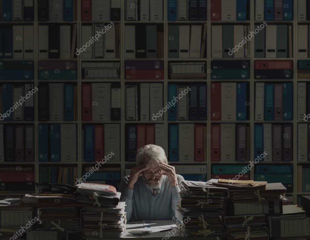 Historiker arbeitet in einem Archiv mit alten Dokumenten