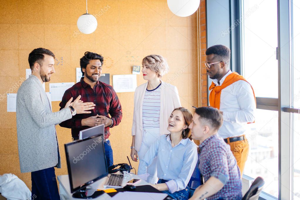Ehrenamtliches Team diskutiert gemeinsam an einem Tisch