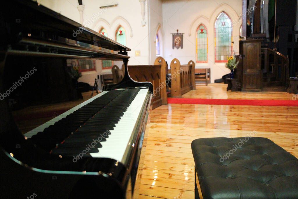 Chor singt vor Publikum in einer Kirche