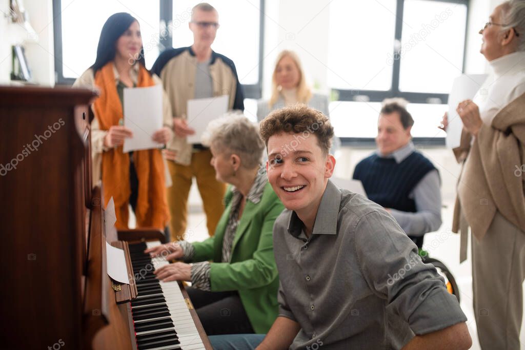 Menschen singen gemeinsam in einer Chorprobe