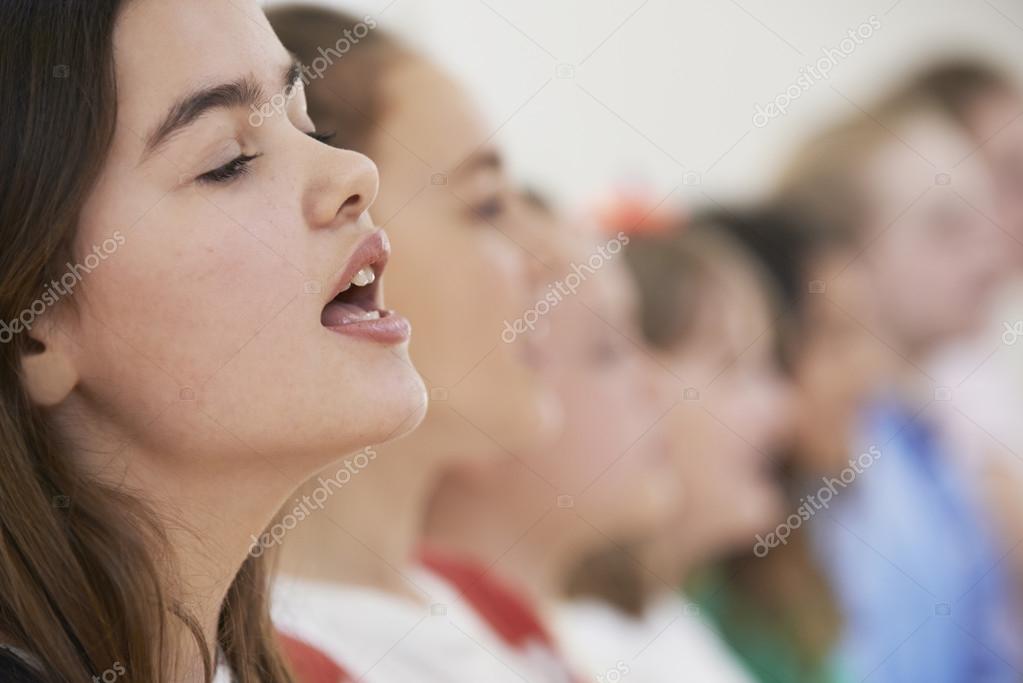 Kirchenchor singt während eines Gottesdienstes