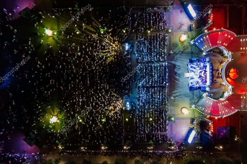 Stadtfest mit Bühne und vielen Besuchern auf einem Platz