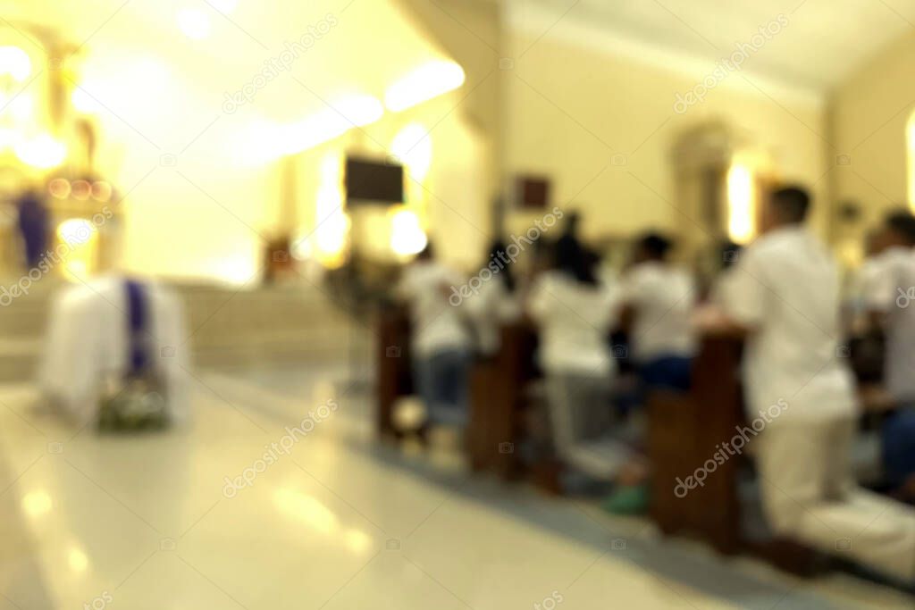 Gemeinde in einer Kirche bei einem festlichen Gottesdienst