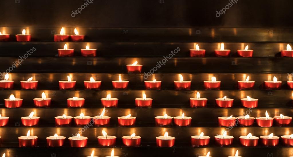 Kerzen als Zeichen des Gedenkens im Gottesdienst